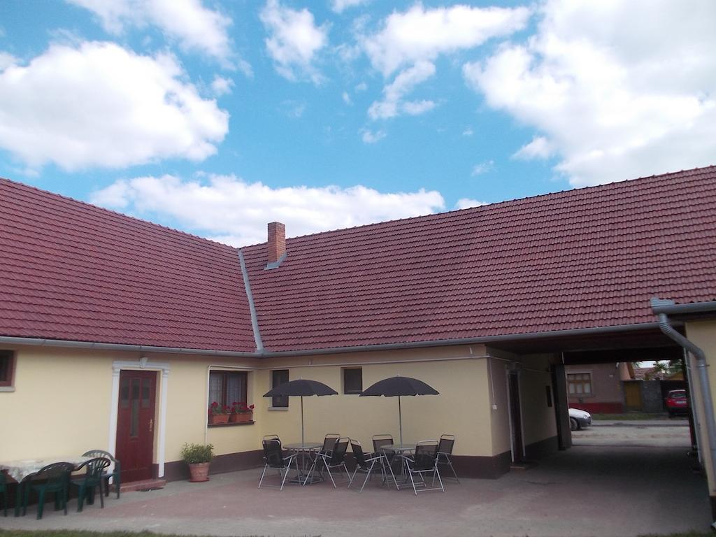Helga Apartman Makó Buitenkant foto